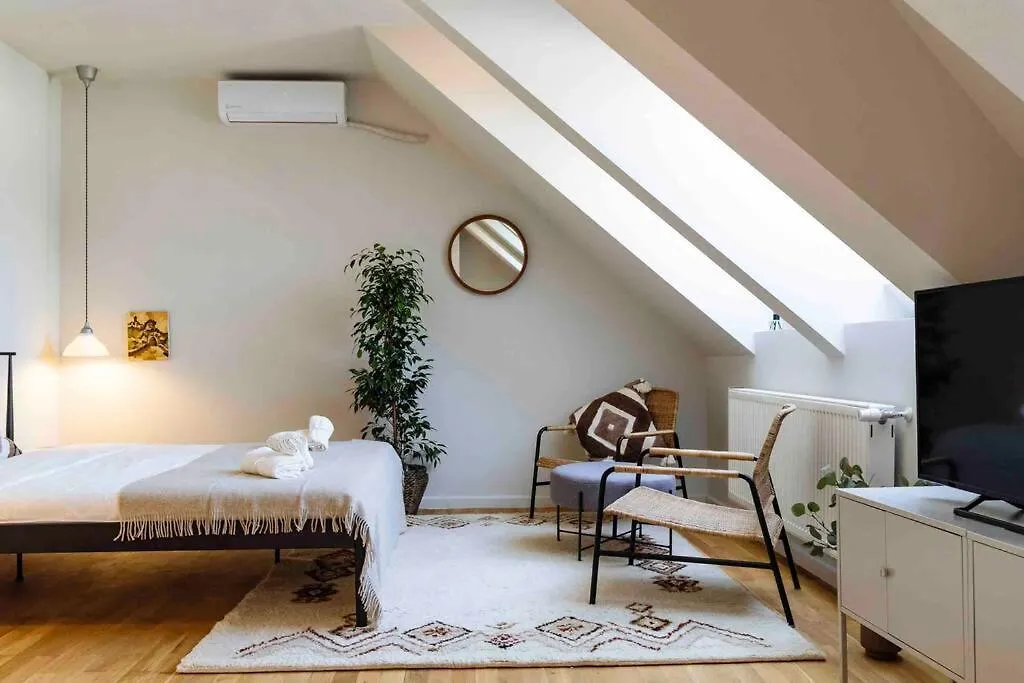 Ferienwohnung Vivando - Stylish Studio C + Parking Bukarest